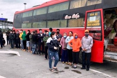 Phát hiện xe khách chở 30 người vào Hà Nội trong thời gian cách ly xã hội