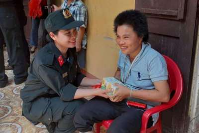 Trung đoàn Cảnh sát cơ động Hà Nội mang yêu thương đến với trẻ em, người già thiệt thòi