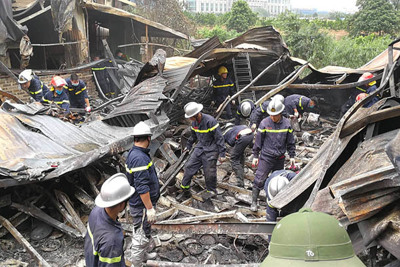 Hà Nội: Khẩn trương khắc phục xử lý vụ cháy nhà xưởng tại Trung Văn