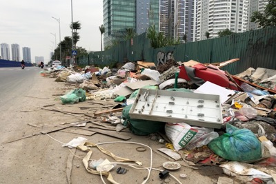 Hà Nội: Đường Nguyễn Văn Huyên kéo dài ngập trong rác