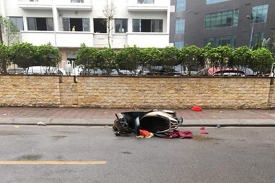 Hà Nội: Hoảng hốt phát hiện người phụ nữ tử vong cạnh xe máy bên đường
