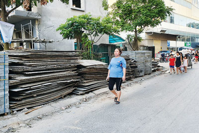 [Điểm nóng giao thông] Đường ngõ 102 Trần Phú vẫn ngổn ngang