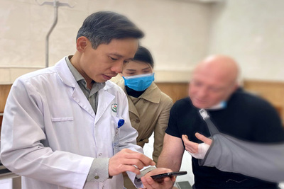 Bác sĩ Việt cấp cứu, giữ lại ngón tay cho bệnh nhân người Pháp