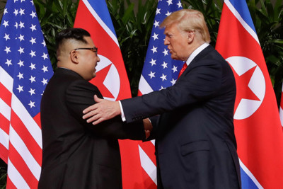 Hậu họp báo Triều Tiên, Tổng thống Trump phát biểu "lạ thường" trên đường về Mỹ
