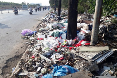 Cuối năm, rác thải lại tràn đường gom Đại lộ Thăng Long