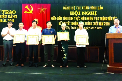 Huyện Vĩnh Bảo, TP Hải Phòng: Trao tặng Huy hiệu Đảng cho 17 đảng viên