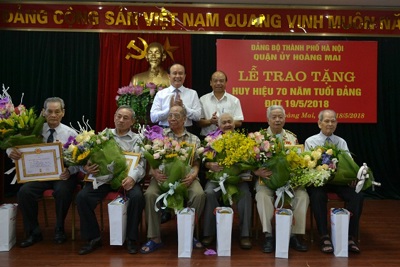 11 đảng viên quận Hoàng Mai được nhận Huy hiệu 70 năm tuổi Đảng