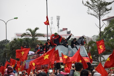 Chùm ảnh đường phố Hà Nội ngập trong sắc đỏ đón chào U23 Việt Nam