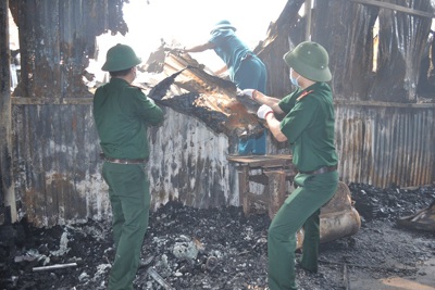 Bộ Tư lệnh Thủ đô huy động cán bộ, chiến sĩ khắc phục hậu quả đám cháy ở Trung Văn