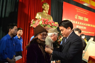 Chủ tịch UBND TP Nguyễn Đức Chung trao Huy hiệu 70 năm tuổi Đảng tại quận Hai Bà Trưng