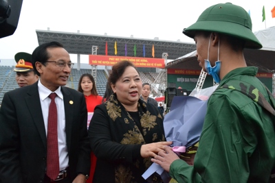 Chủ tịch HĐND Thành phố Nguyễn Thị Bích Ngọc động viên các tân binh huyện Đan Phượng trong ngày hội tòng quân