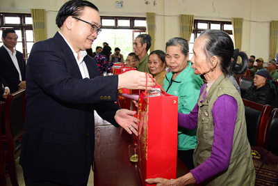 Bí thư Thành ủy Hoàng Trung Hải tặng quà Tết 183 hộ nghèo tại huyện Ba Vì