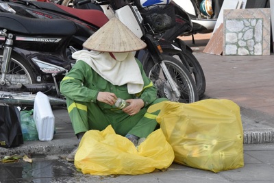 [Chùm ảnh] Hà Nội: Người dân chống chọi với cái nắng nóng gay gắt lên đến 40 độ C