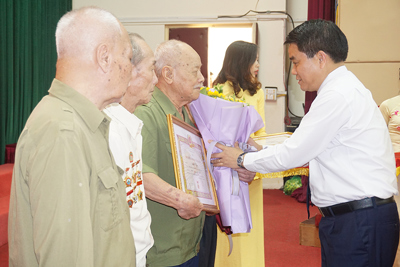 Chủ tịch Nguyễn Đức Chung trao tặng Huy hiệu Đảng tại quận Thanh Xuân