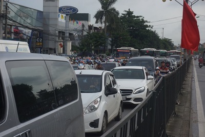 Hà Nội: Sau kỳ nghỉ lễ, chất lượng không khí các điểm giao thông xấu đi nhanh chóng