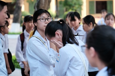 Tuyển sinh vào lớp 10 ở Hà Nội: Đề Toán khó nhằn, học sinh thất thểu ra khỏi phòng thi