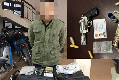 Hà Nội: CSGT phát hiện nam thanh niên 9X mang theo súng côn quay
