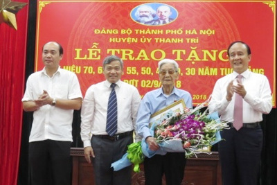 Trao Huy hiệu Đảng cho 233 đảng viên huyện Thanh Trì