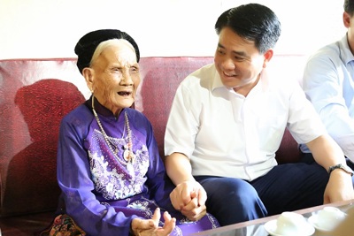 Chủ tịch Nguyễn Đức Chung thăm hỏi gia đình chính sách tiêu biểu