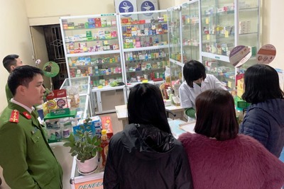 Quận Thanh Xuân: Niêm phong, xử phạt các hiệu thuốc "chặt chém" giá khẩu trang