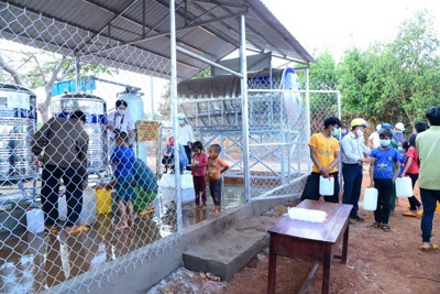 Bàn giao công trình cấp nước sinh hoạt cho người dân vùng hạn tại Gia Lai