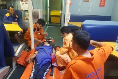 Kịp thời cấp cứu nạn nhân bị thương nặng trên biển