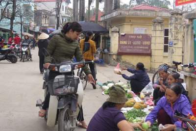 Chợ cóc “bủa vây” trụ sở UBND xã Sơn Đồng