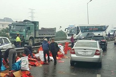 Xác minh thông tin lái xe taxi “hôi của” trong vụ TNGT tại Hà Nội
