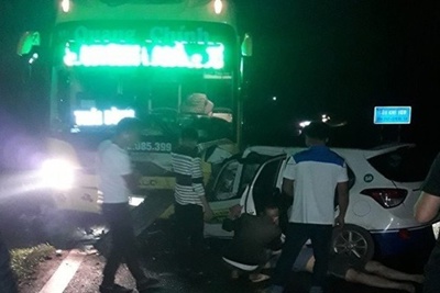 3 người trên taxi tử vong sau cú tông trực diện với xe khách