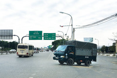 [Điểm nóng giao thông] Vẫn chưa có giải pháp  cho nút giao “nghịch” tại Long Biên