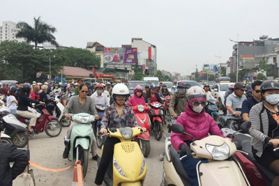 Hà Nội: Ùn tắc giao thông trên đường Nghi Tàm trong ngày làm việc cuối tuần