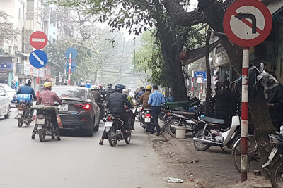Biển báo làm khó người tham gia giao thông trên phố Nguyễn Công Trứ