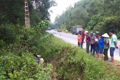 Hà Tĩnh: Phát hiện người đàn ông tử vong cùng xe máy dưới mương nước