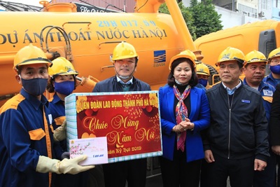 Chủ tịch LĐLĐ TP thăm, tặng quà người lao động ngành Xây dựng Hà Nội