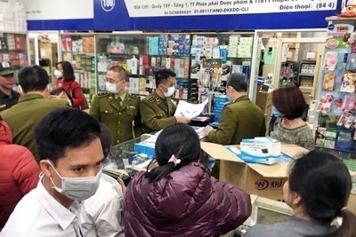 Hà Nội: Phát khẩu trang cho hành khách đi xe buýt phòng dịch bệnh nCoV