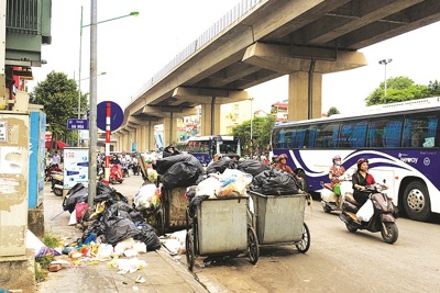 Tập kết rác cản trở giao thông trên đường Trần Phú (Hà Đông)