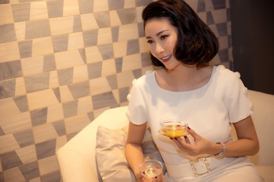 Hoa hậu Hà Kiều Anh xuất hiện quyến rũ với đồ trắng