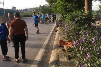 Hà Nội: Người phụ nữ nằm gục bên đường với dòng chữ ghi biển số ô tô