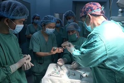5 bệnh nhân nam được ghép giác mạc từ người Mỹ hiến tặng