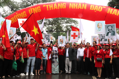 Hà Nội: Hàng nghìn người "đội mưa" hưởng ứng Tháng Nhân đạo 2018