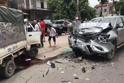 Thái Nguyên: 2 ô tô đối đầu, 1 tài xế tử vong
