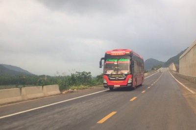 Né trạm thu phí, xe khách, xe tải chạy vào cao tốc đang thi công