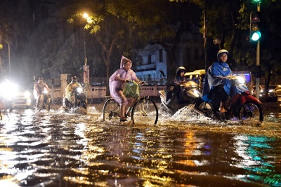 Cơn mưa "giải nhiệt" sau chuỗi ngày nắng nóng gây ngập nhiều tuyến đường tại Thủ đô