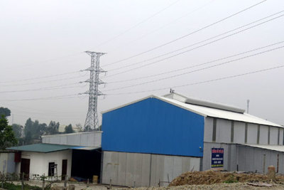 Xã Liên Hiệp, huyện Phúc Thọ: Nhà xưởng mọc dưới đường điện cao thế