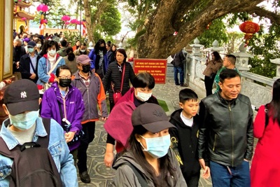 Hà Nội: Lo ngại dịch bệnh Corona virus, người dân đeo khẩu trang du Xuân