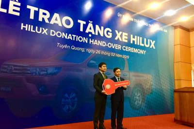Toyota Việt Nam trao tặng xe Hilux cho tỉnh Tuyên Quang