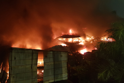 [Ảnh] Thâu đêm dập tắt đám cháy tại Công ty Bóng đèn phích nước Rạng Đông