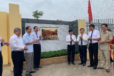 Gắn biển công trình trường THPT Nguyễn Quốc Trinh