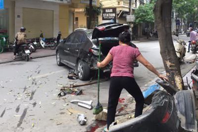 Hà Nội: Ô tô đâm liên hoàn trên phố, 2 mẹ con nhập viện cấp cứu