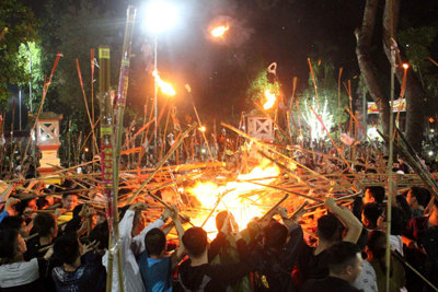 Lễ hội cổ truyền làng Văn Nội (Phú Lương, Hà Đông, Hà Nội): Nghi thức rước lửa thiêng lấy may độc nhất vô nhị